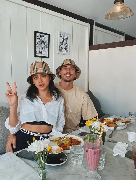 Serasi dengan bucket hat saat kencan makan di restoran (Instagram @v.andrianto)