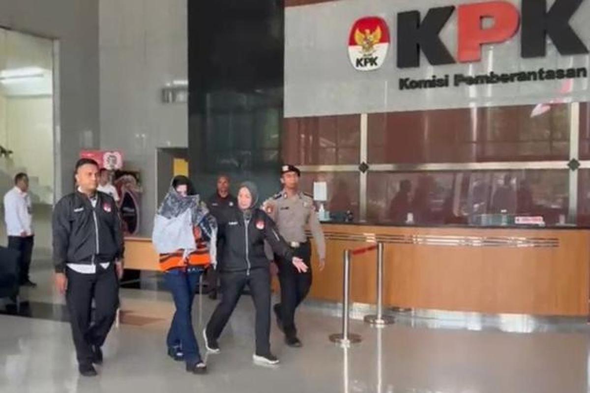 Bupati Pekalongan Fadia Arafiq Pakai Rompi Oranye KPK