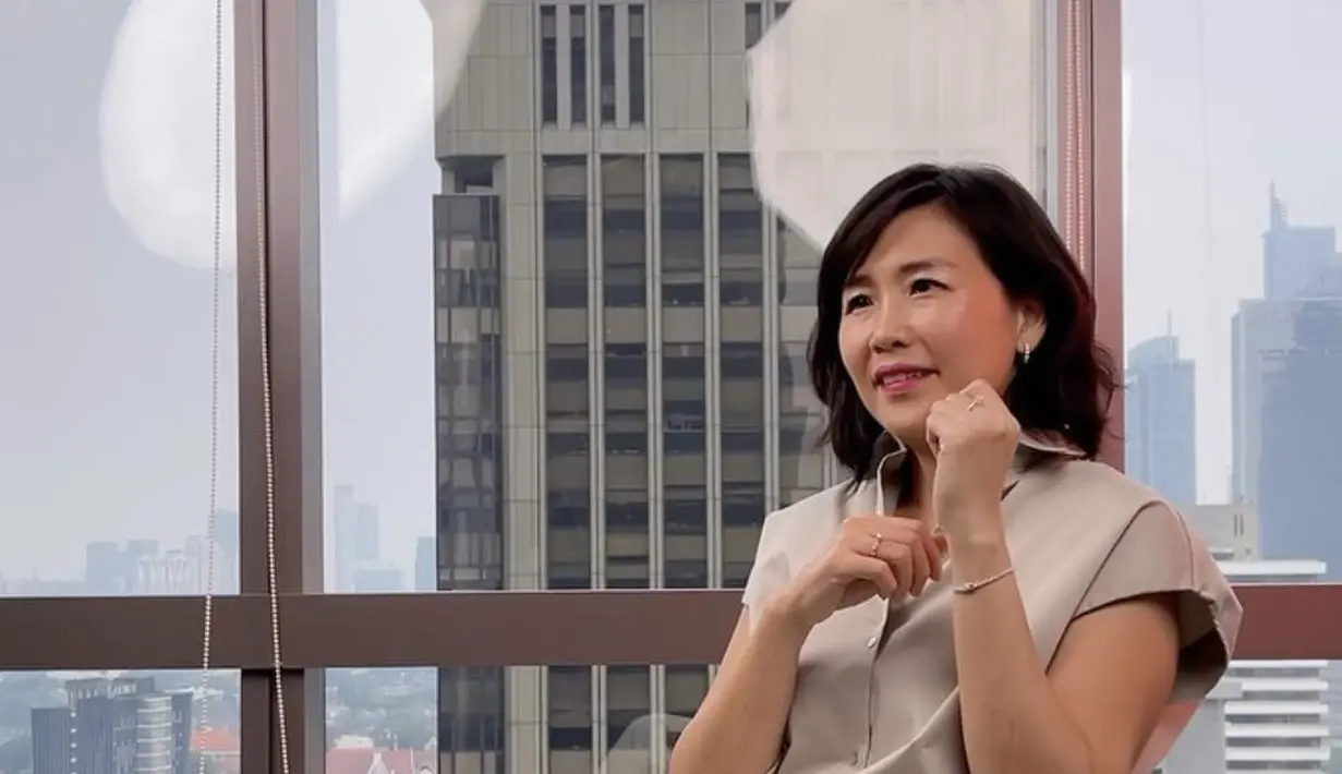 Pada kesempatan ini, nuansa warna abu-abu berhasil tampilkan pesona yang memikat. [Foto: Instagram/ Veronica Tan]