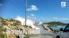 Detik-detik seorang pria dihantam dua gelombang besar hingga terseret arus.
