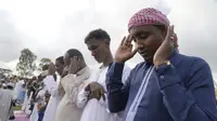 Umat Islam Kenya Sholat  Idul Fitri di lapangan terbuka di Nairobi, Kenya, Jumat, 21 April 2023. (AP Photo/Sayyid Abdul Azim)