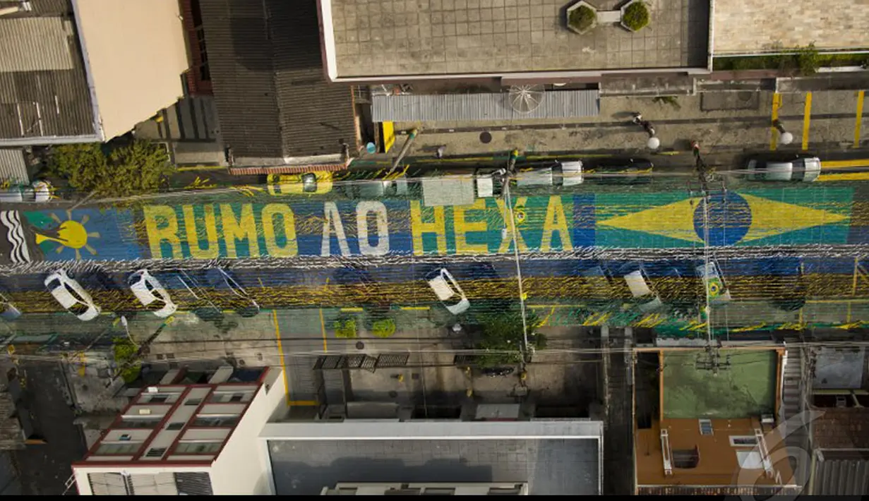 Jika dilihat dari atas, rumbai-rumbai itu bertulisakan ‘RUMO AO HEXA’, kota Rio de Janeiro, Jumat (9/5/2014) (AFP PHOTO / Vanderlei Almeida).