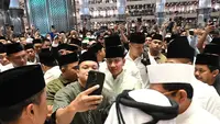 Momen Wapres Gibran Sapa Jemaah Usai Salat Idul Adha di Masjid Istiqlal