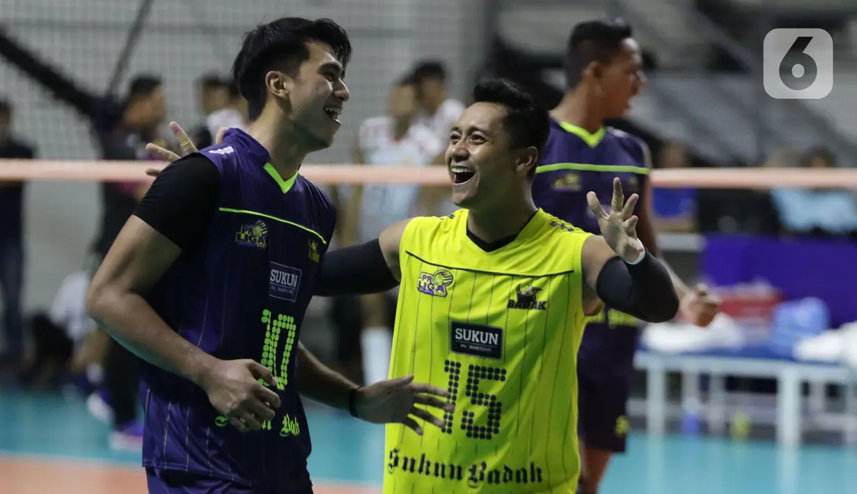Pevoli putra Kudus Sukun Badak, Fahri Septian P (kiri) saat melawan Surabaya Bhayangkara Samator dalam pertandingan PLN Mobile Proliga 2022 di Padepokan Voli Jenderal Polisi Kunarto, Sentul, Bogor, Minggu (9/1/2022). Surabaya Bhayangkara Samator unggul 3-1. (Liputan6.com/Helmi Fithriansyah)
