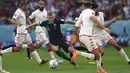 <p>Gelandang Australia, Riley McGree membawa bola saat bertanding melawan Tunisia selama pertandingan grup D Piala Dunia 2022 di Stadion Al Janoub di Al Wakrah, Qatar, Sabtu, 26 November 2022. Kemenangan ini membuat Australia untuk sementara berada di posisi dua klasemen Grup D Piala Dunia 2022 dengan torehan tiga poin, di bawah Prancis yang unggul head to head. (AP Photo/Ebrahim Noroozi)</p>
