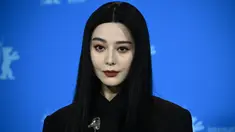 Aktris China Fan Bingbing berpose selama photo call untuk pemutaran perdana Berlinale dari film barunya Green Night di Berlinale Internatioval Film Festival 2023, Kamis (23/2/2023). Kurang dari lima tahun setelah skandal penghindaran pajak membuat, Fan yang pernah menjadi aktris berpenghasilan tertinggi di China menghilang dari pandangan publik selama beberapa bulan. (Tobias SCHWARZ / AFP)