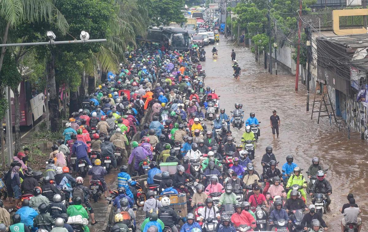 FOTO: Ratusan Pemotor Antre Menembus Banjir di Jalan Daan Mogot Jakbar