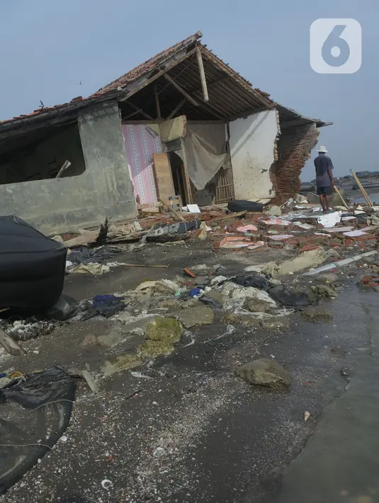 Saat ini, Pak Carmad masih dibayangi rasa cemas ketika ombak besar saat musim angin timur datang atau hujan besar tiba. (merdeka.com/Imam Buhori)