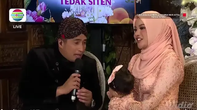 Aurel Hermansyah menggendong Baby Ameena di acara 7 bulanan Tedak Sinten. (Indosiar/Vidio)