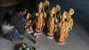 Seorang seniman India mewarnai patung dewa Hindu Rama di sebuah lokakarya di Hyderabad, India (15/3). Umat Hindu India akan merayakan festival Rama Navami yang jatuh pada tanggal 25 Maret. (AFP/Noah Seelam)