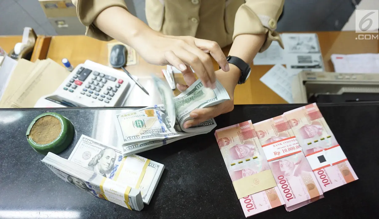 Teller tengah menghitung mata uang dolar AS di penukaran uang di Jakarta, Rabu (10/7/2019). Nilai tukar rupiah terhadap dolar Amerika Serikat (AS) ditutup stagnan di perdagangan pasar spot hari ini di angka Rp 14.125. (Liputan6.com/Angga Yuniar)