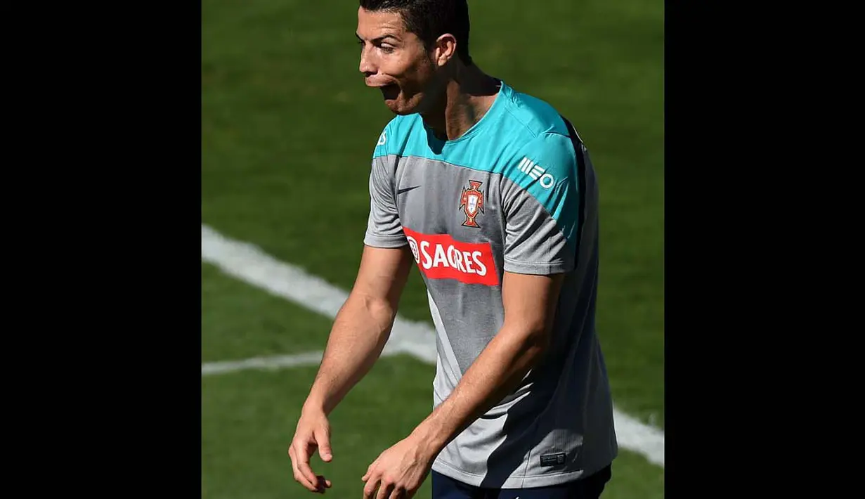 Penyerang Portugal Cristiano Ronaldo melakukan aksi lucu saat latihan di stadion Moises Cicarelli, Campinas, Brasil (12/06/2014)  (AFP PHOTO/FRANCISCO LEONG)