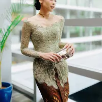 Maudy Ayunda juga merupakan sosok perempuan yang memiliki pengaruh cukup besar bagi masyarakat Indonesia, sehingga tak sedikit yang menobatkannya sebagai Kartini masa kini. Penampilan anggun berkebaya Maudy Ayunda saat menjadi bridesmaid ini tentu patut disimak. Maudy mengenakan kebaya hijau dengan siluet modern, dipadukannya dengan kain batik cokelat sebagai rok. [Foto: Instagram/maudyayunda]