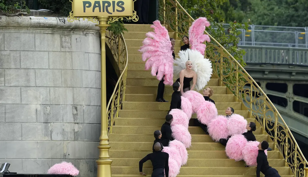 Penampilan Lady Gaga dalam upacara pembukaan Olimpiade Paris 2024 di Sungai Seine, Paris Prancis, 26 Juli 2024. (AP Photo/Luca Bruno)