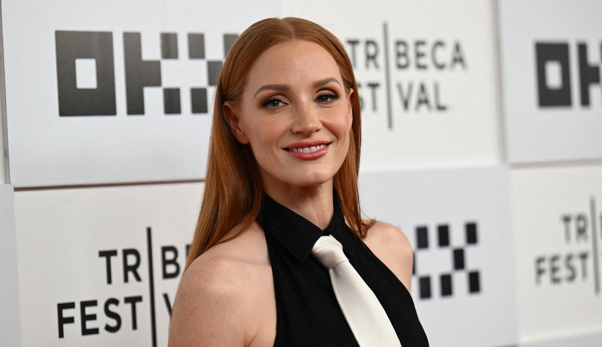 Aktris Jessica Chastain menghadiri pemutaran perdana film The Forgiven pada Festival Film Tribeca 2022 di BMCC Tribeca PAC, New York City, Amerika Serikat, 14 Juni 2022. Untuk riasan, Jessica menyempurnakan kulit gadingnya dengan sedikit bedak bronzing dan perona pipi peach yang banyak di pipinya. (Angela Weiss/AFP)