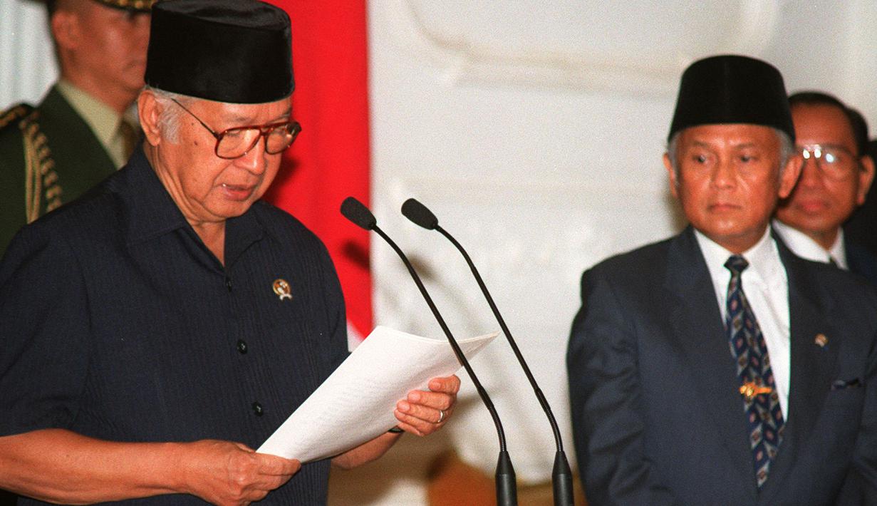 Soeharto didampingi wakilnya, BJ Habibie, membacakan pidato pengunduran dirinya sebagai Presiden RI pada 21 Mei 1998. Soeharto yang telah telah menjadi presiden Indonesia selama 32 tahun mundur setelah runtuhnya dukungan untuk dirinya. (AGUS LOLONG/AFP)