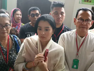 Aktris Marcella Zalianty (tengah) bersama Jajang C. Noer (kiri) dan aktor Roy Marten (kanan) saat menghadiri sidang kasus narkoba Tio Pakusadewo di PN Jakarta Selatan, Kamis (7/6). Sidang beragendakan pledoi. (Liputan6.com/Immanuel Antonius)