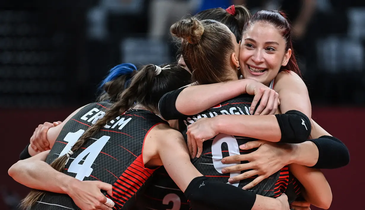 Pevoli wanita asal Turki, Tugba Senoglu (kanan) merayakan kemenangan bersama rekannya setelah mengalahkan Rusia dalam babak penyisihan grup B Olimpiade Tokyo 2020 di Ariake Arena, Tokyo (2/8/2021). (AFP/Yuri Cortez)