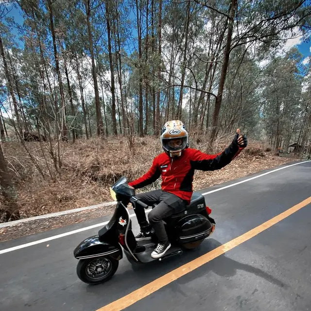 Sampai Lombok, Ini 7 Potret Rifky Alhabsyi Touring Pakai Vespa