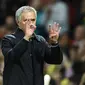 Jose Mourinho berselebrasi setelah pertandingan putaran keempat Piala EFL melawan Manchester City di Old Trafford, Inggris pada 26 Oktober 2016. MU menang tipis 1-0 atas City. (AFP Photo/Oli Scarff)