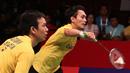 Aksi Mohammad Ahsan/Hendra Setiawan saat berhadapan dengan pasangan Tiongkok, Liu Xiaolong/Qiu Zihan. Minggu (16/8/2015). (Bola.com/Arief Bagus)