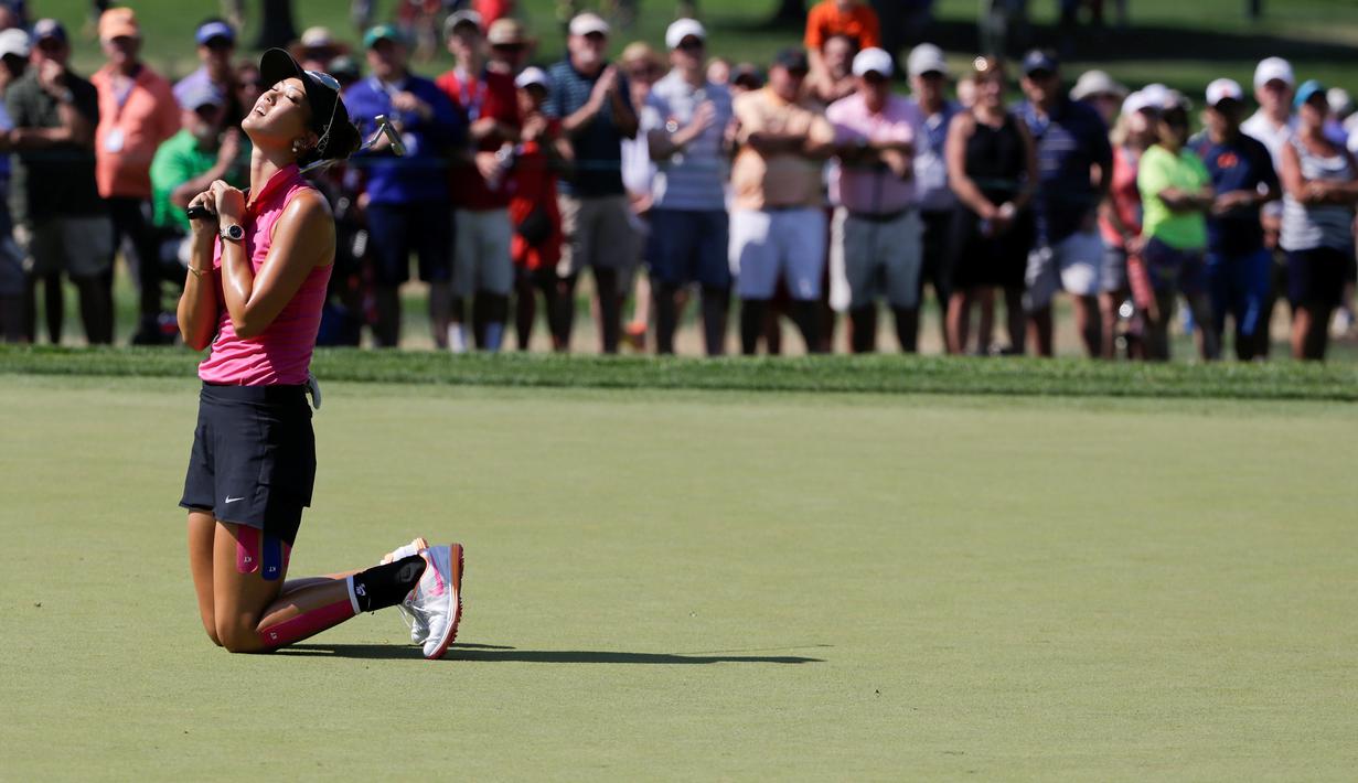 Ekspresi Michelle Wie setelah bola yang dipukulnya meleset dalam babak ketiga Turnamen Golf Wanita AS Terbuka di Lancaster Country Club, AS. (11/7/2015). (AP Photo/Frank Franklin II)