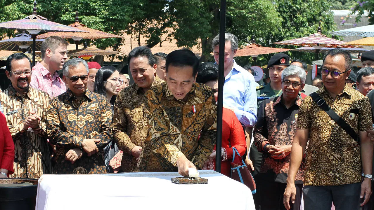 Presiden Jokowi Membatik