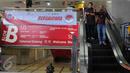 Pengunjung berada di kasawan perbelanjaan Tanah Abang, Jakarta, Jumat (2/12). Adanya demo 2 Desember kawasan tanah abang relatif sepi meski hanya beberapa pedagang yang membuka tokonya. (Liputan6.com/Helmi Afandi)