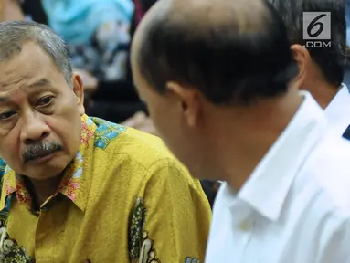 Ketua Pengadilan Tinggi Manado, Sudiwardono berbincang jelang mengikuti sidang perdana di Pengadilan Tipikor, Jakarta, Rabu (28/2). Sudiwardono didakwa menerima suap dari Aditya A Moha untuk memengaruhi putusan banding. (Liputan6.com/Helmi Fithriansyah)