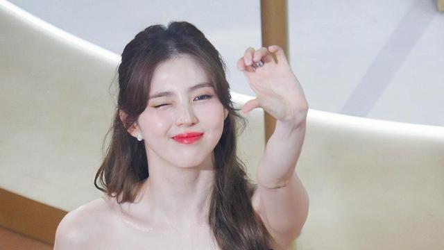 Gaya Kontras Han So Hee Hadiri Event di Thailand, Dari Mode Rebel Jadi Disney Princess dengan Gaun Putih