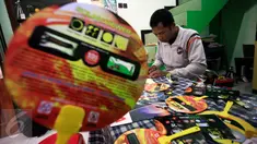 Harsono (42), menyelesaikan proses pembuatan kacamata dengan filter khusus untuk melihat gerhana matahari di Jogja Astro Club, Yogyakarta, Minggu (6/3). Kacamata gerhana matahari menjadi buruan warga yang ingin menyaksikan fenomena alam itu (Boy Harjanto)