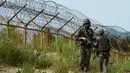Tentara Korea  Selatan sedang melakukan penjagaan disekitaran zona Demiliterisasi, Korea Selatan, Minggu (9/8/2015). Ledakan tersebut membuat ketegangan militer di semenanjung Korea kian meningkat. (REUTERS/Yonhap)