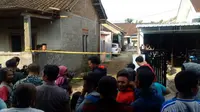 Puluhan warga antusias menyaksikan penggeledahan di rumah terduga teroris di Purbayan, Sukoharjo, Jawa Tengah, Kamis (28/6/2018) siang. (Ari Purnomo/JawaPos.com)