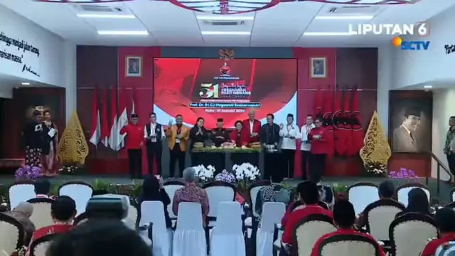 Ma’ruf Amin Berpose Tiga Jari Bersama Megawati dan Ganjar