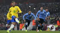 Penyerang timnas Brasil, Neymar, mencetak gol tunggal kemenangan timnya atas Uruguay pada laga persahabatan di Stadion Emirates, Jumat (16/11/2018). (AFP/Adrian Dennis)