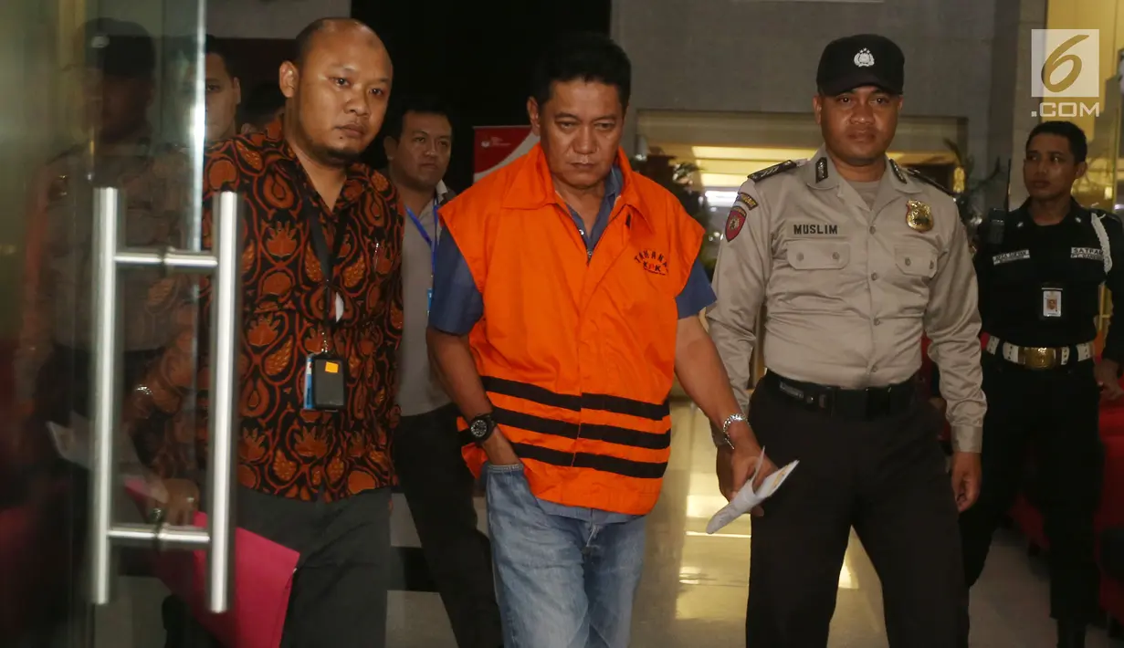 Hakim Pengadilan Negeri Jakarta Selatan, Irwan memakai rompi tahanan usai pemeriksaan di Gedung KPK, Jakarta, Rabu (28/11). Irwan resmi ditetapkan sebagai tersangka usai OTT terkait suap penanganan perkara perdata di PN Jaksel. (Merdeka.com/Dwi Narwoko)