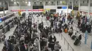 <p>Pesawat jatuh tak lama setelah lepas landas. Saksi mata melaporkan asap tebal mengepul dari daerah Meghani di luar batas pagar pengaman bandara Ahmedabad, India. Tampak dalam foto, pemandangan di sebagian aula keberangkatan yang digunakan oleh Air India di Bandara Gatwick dekat London, Inggris, Kamis 12 Juni 2025. (AP/Kin Cheung)</p>