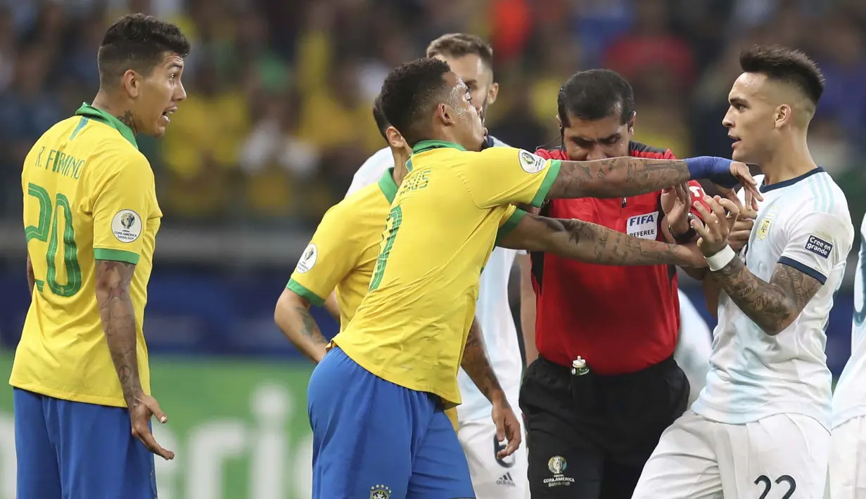 Striker Brasil, Roberto Firmino, bersitegang dengan striker Argentina, Lautaro Martinez, pada laga Copa America 2019 di Stadion Mineirao, Rabu (3/7). Brasil menang 2-0 atas Argentina. (AP//Natacha Pisarenko)
