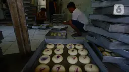Adonan roti terlihat di industri rumahan Lengansari, Duren Sawit, Jakarta, Rabu (26/8/2020). Industri rumahan tersebut mampu memproduksi 3.000 roti per hari dengan harga jual Rp. 2.000 per buah. (merdeka.com/Imam Buhori)