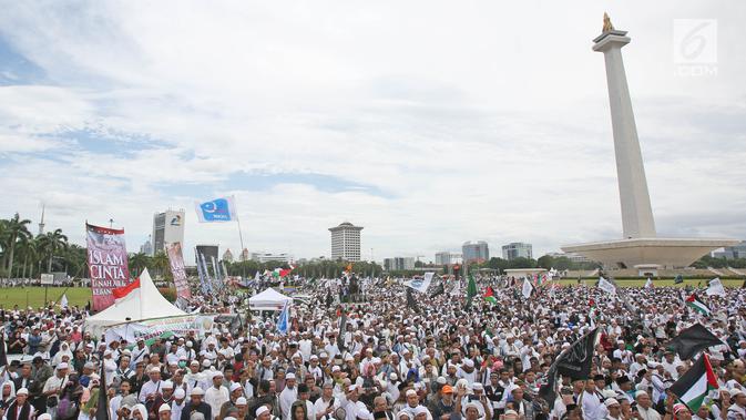 Suasana saat Monas dipenuhi massa yang menggelar aksi Reuni 212, Jakarta, Sabtu (2/12). Aksi ini juga  mempertemukan kembali umat Islam dari berbagai daerah yang pernah ikut dalam aksi 212 tahun lalu. (Liputan6.com/Herman Zakharia)