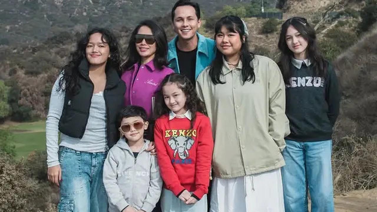6 Potret Tampilan Luna Maya hingga Ussy Sulistiawaty Bersama Keluarga Berfoto di Depan Hollywood Sign, Sebelum Kebakaran di Los Angeles