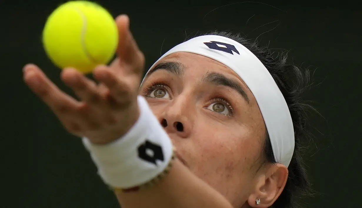 Tampil di perempatfinal Wimbledon 2022 merupakan kali kedua secara beruntun bagi Ons Jabeur. Pada edisi 2021 lalu ia pun mampu mencapai perempatfinal sebelum dihentikan oleh Aryna Sabalenka. (AP/Alastair Grant)