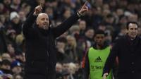 Selebrasi pelatih Manchester United, Erik ten Hag setelah timnya mencetak gol ke gawang Aston Villa pada laga pekan ke-24 Premier League 2023/2024 di Villa Park, Birmingham, Minggu (11/2/2024). (AP Photo/Rui Vieira)