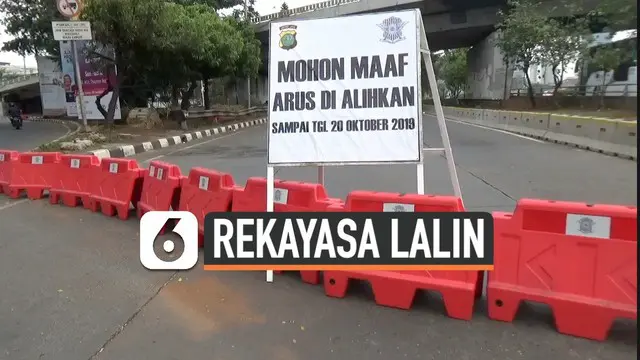 Kepolisian melakukan rekayasa lalu lintas di sekitar gedung DPR/MPR, Senayan, Jakarta. Rekayasa dilakukan jelang pelantikan Joko Widodo dan Ma'ruf Amin pada 20 Oktober 2019.