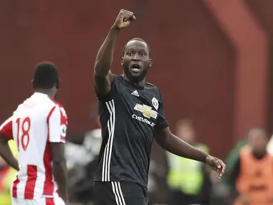 Striker Manchester United, Romelu Lukaku, melakukan selebrasi usai mencetak gol ke gawang Stoke City pada laga Premier League di Stadion bet365, Sabtu (9/9/2017). Manchester United bermain imbang 2-2 dengan Stoke City.(AP/Nick Potts)