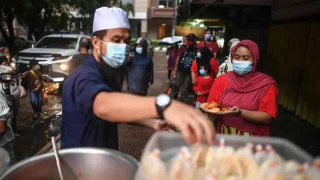 Ustaz dari Malaysia Ini Berikan 300 Makanan Buka Puasa pada Tunawisma, Tuai Pujian