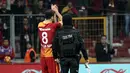 Pemain Galatasaray, Yasin Oztekin melakukan selebrasi bersama petugas polisi setelah mencetak gol saat melawan Gaziantepspor dalam Liga Super Turki di Istanbul, Minggu (11/12). (AFP PHOTO/STR)