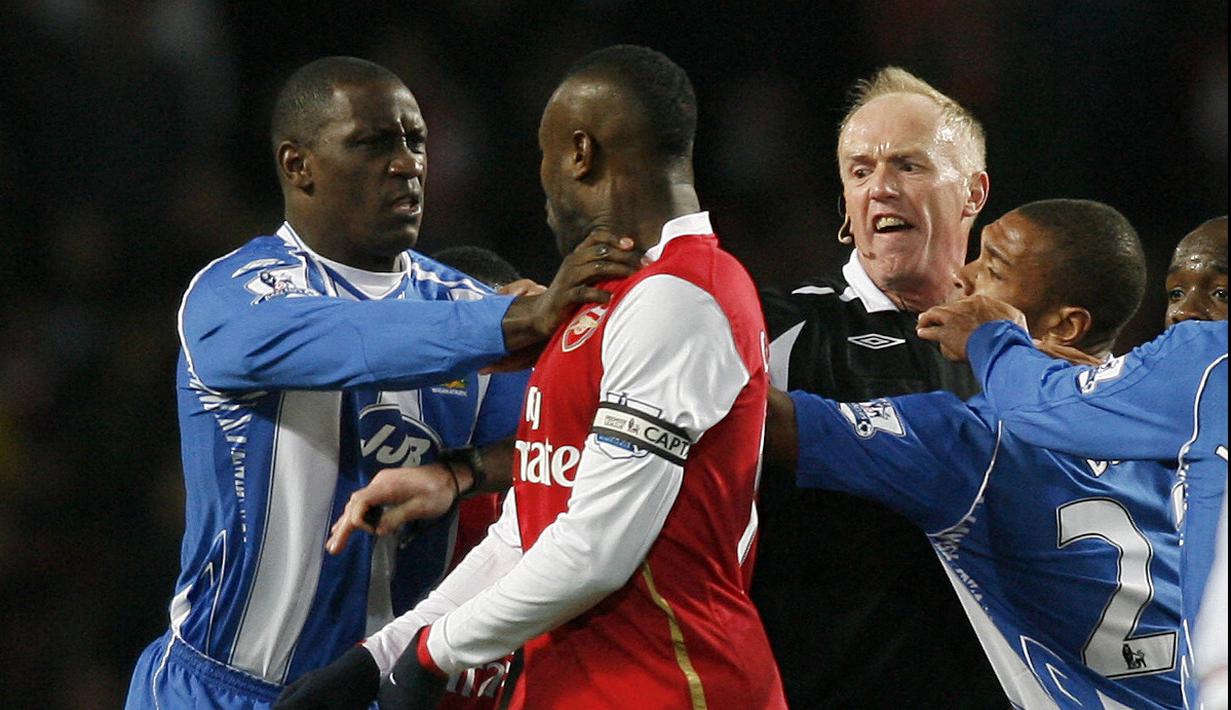 William Gallas yang baru semusim membela Arsenal ditunjuk pelatih untuk menjadi kapten tim. Jabatan Gallas hanya bertahan satu tahun karena pada pertengahan musim 2008/2009 ia dicopot akibat perilaku buruk. (AFP/Glyn Kirk)