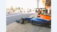 Rio Haryanto di dalam mobil MRT05 meninggalkan pit Manor Racing saat sesi pagi hari pertama tes pramusim kedua F1 2016 di Sirkuit Catalunya, Barcelona, Spanyol, Selasa (1/3/2016). (Bola.com/Instagram/Manorracing)