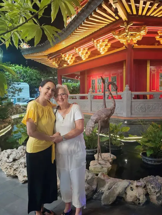 "Mama sampai takjub, ada tempat seperti ini…pemandangan cantik, enak bwt jalan, makanannya yummy, bahkan dpt duren, dan ditemani angin sepoi2 pinggir laut…an afternoon well spent…," sambung kakak Ari Wibowo. [Instagram/irawbw]